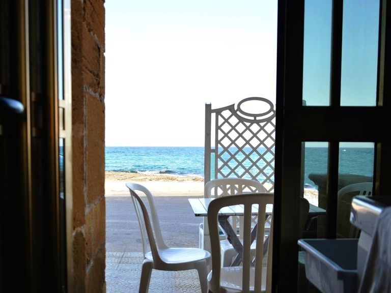 Vista del mare dalla casa vacanze, a due passi dalla Baia dei Camerini