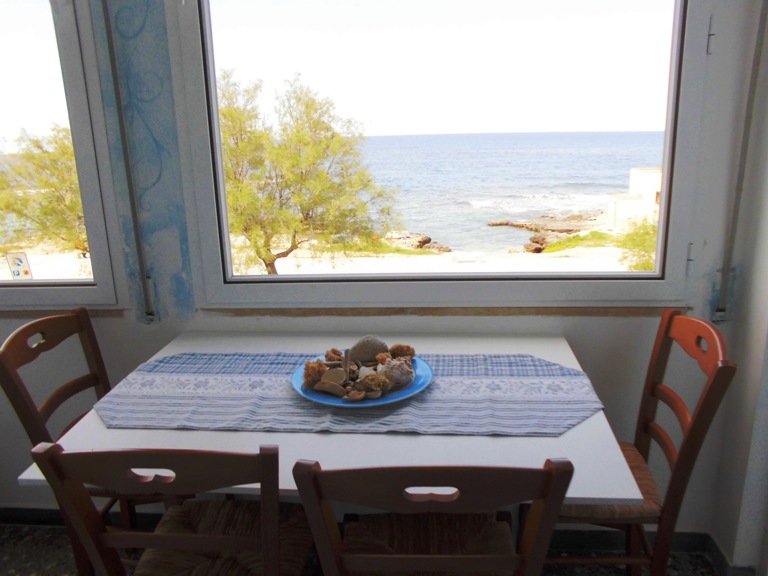 Tavolo da pranzo sul mare di Puglia
