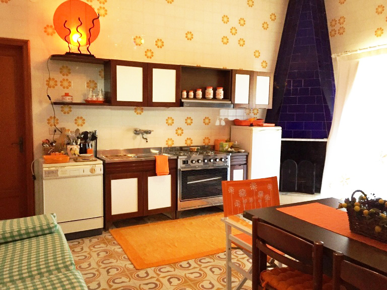 Grande cucina con balcone