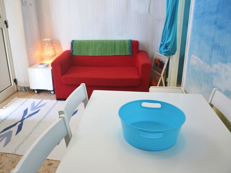 Divano nel soggiorno della casa vacanze a Ostuni